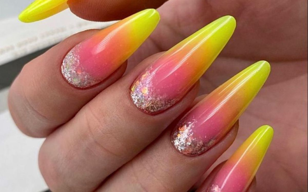 unhas decoradas para o Dia da Mulher 2025